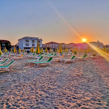 Hotel Rossella Rimini Bagian luar foto