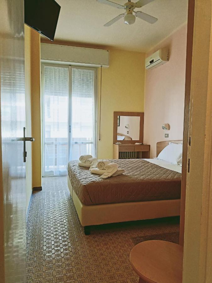 Hotel Rossella Rimini Bagian luar foto