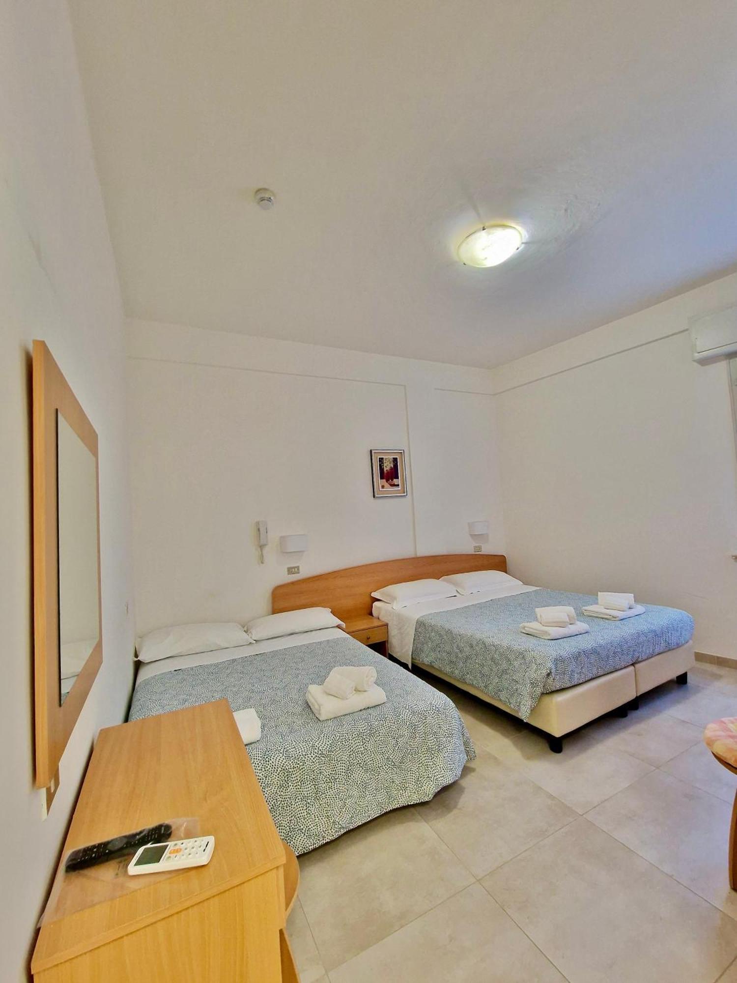 Hotel Rossella Rimini Bagian luar foto