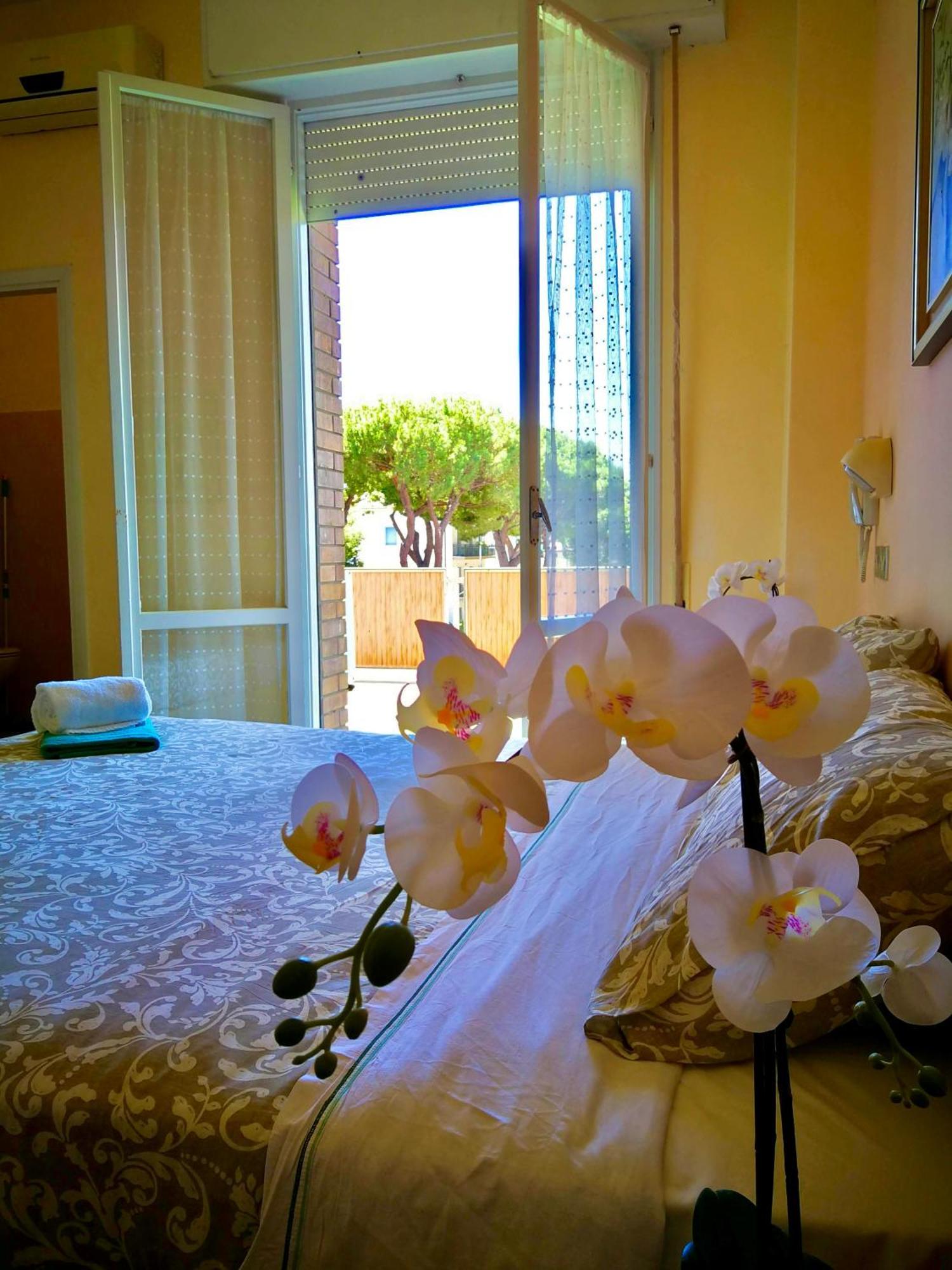 Hotel Rossella Rimini Bagian luar foto