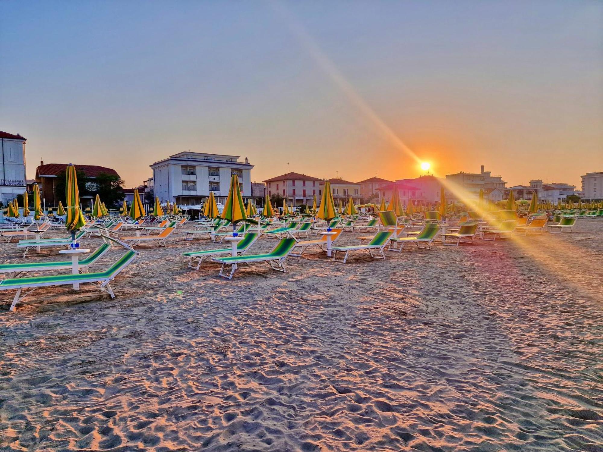 Hotel Rossella Rimini Bagian luar foto