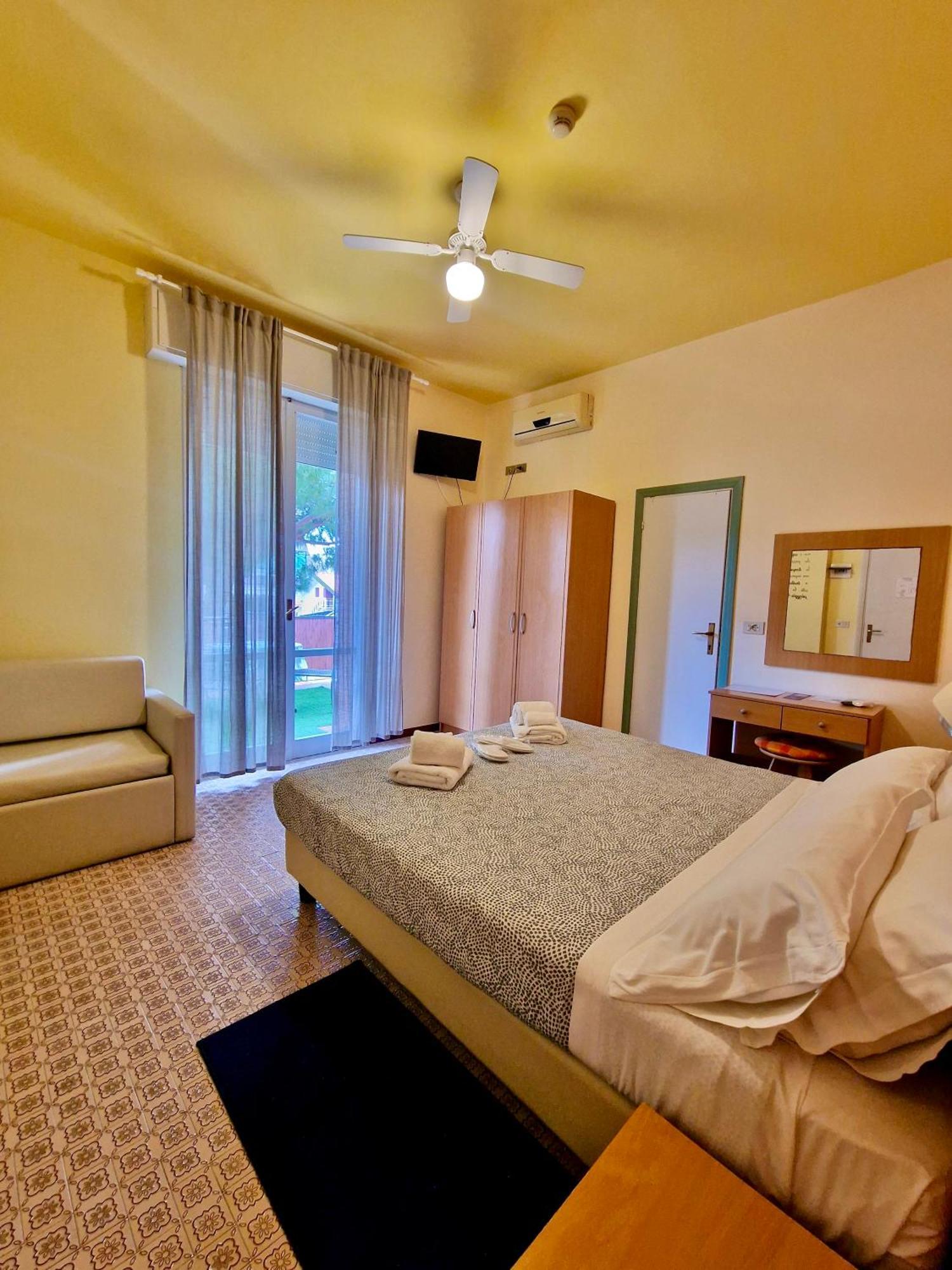 Hotel Rossella Rimini Bagian luar foto